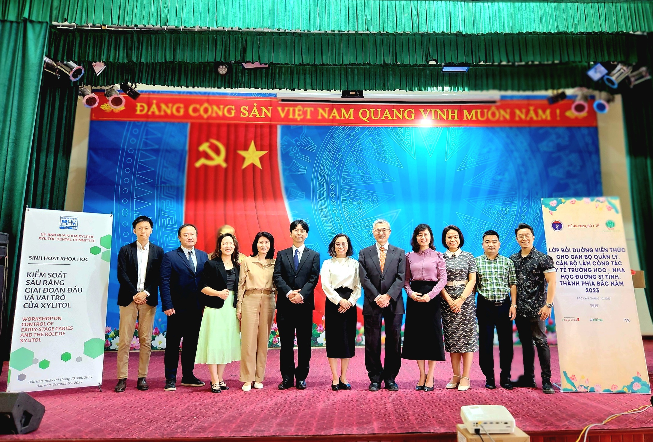 TS.BS. Akira Suzuki cùng đại diện Tập đoàn Lotte Nhật Bản, Lotte Việt Nam chụp ảnh cùng   Ban tổ chức